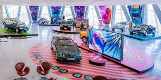 Seit April begeistert die Schau mit zehn Mercedes-Benz Ikonen der 1990er- und 2000er-Jahre. Bild: z