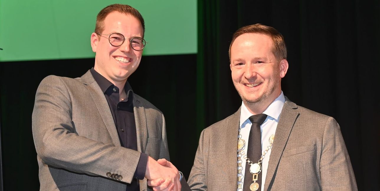 Jonas Winter (links) setzt Florian Glock per Handschlag für weitere acht Jahre als Magstadter Bürgermeister ein.