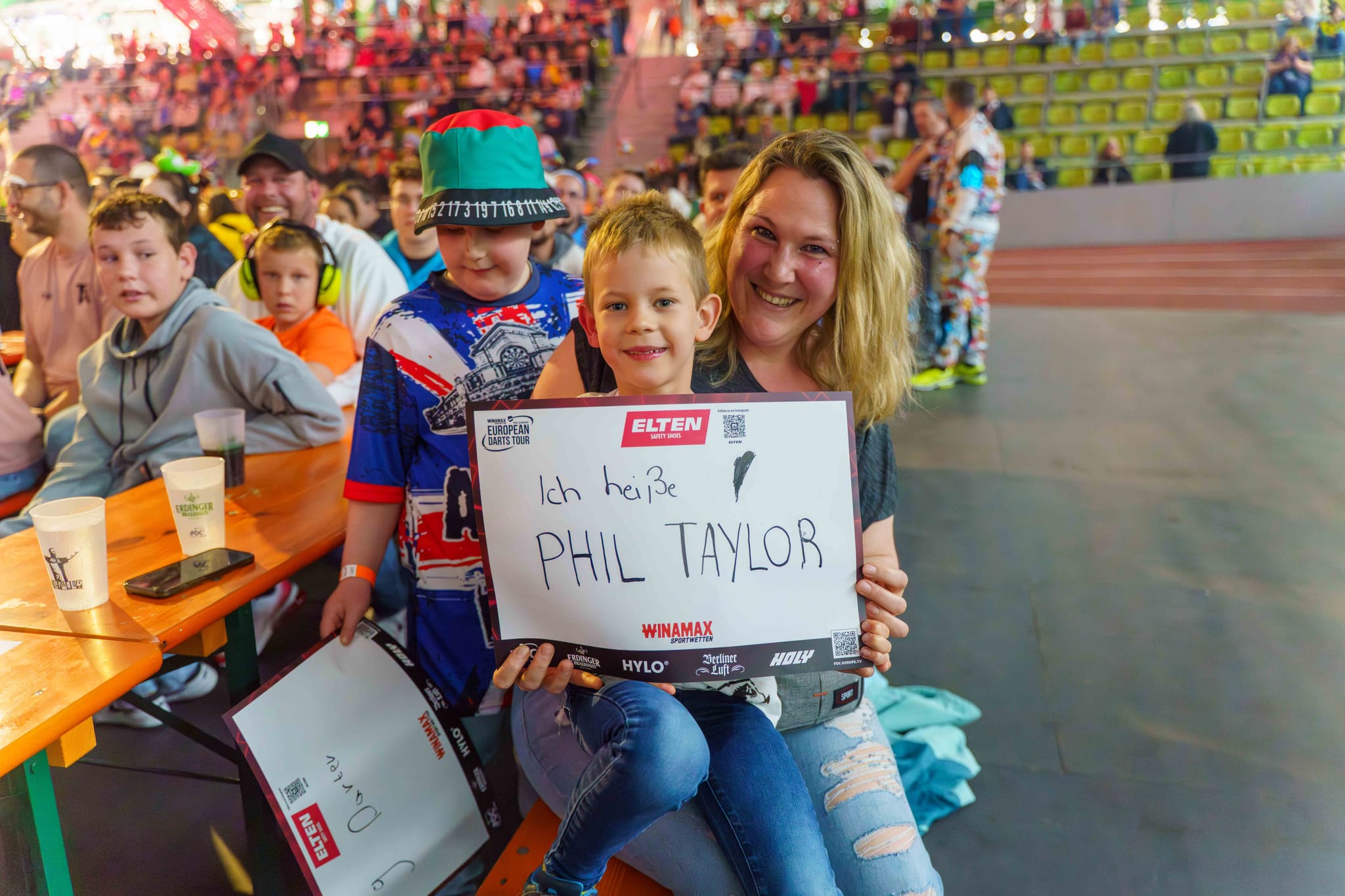 "Hallo, ich heiße wie ein Weltmeister": Phil Taylor mit Mama Bettina und Bruder Carlo
