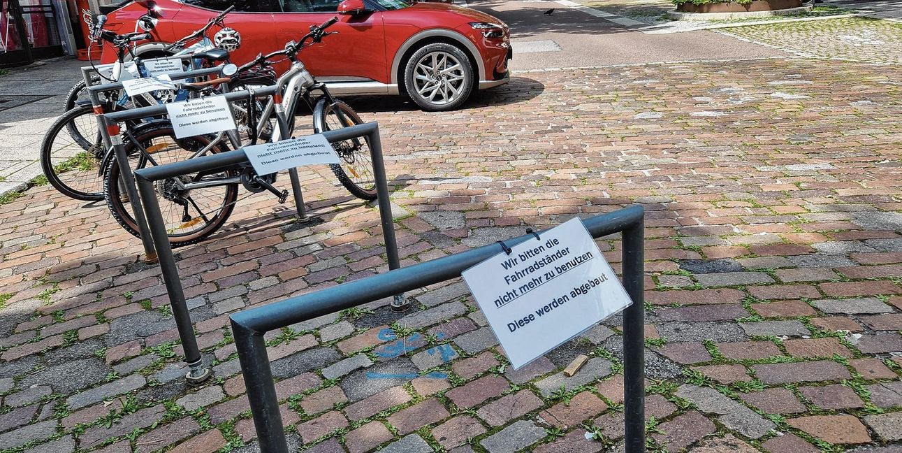 Zettel haben die Radfahrer vorgewarnt. Inzwischen wurden die Fahrradständer abgebaut.