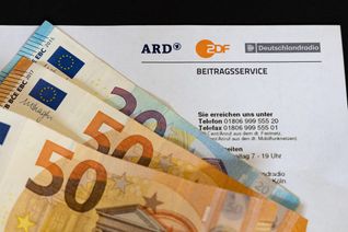 Keine Erinnerung mehr per Post: Wer den Rundfunkbeitrag nicht rechtzeitig überweist, riskiert Mahnung, Säumniszuschlag und Zwangsvollstreckung. So vermeiden Sie hohe Zusatzkosten.