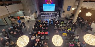 Was passiert mit dem Badezentrum? Das Interesse im Rathaus-Foyer ist am Montagabend groß.
