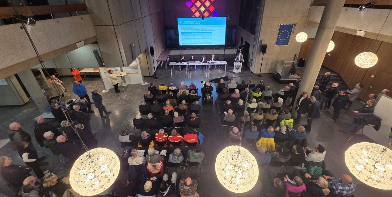 Was passiert mit dem Badezentrum? Das Interesse im Rathaus-Foyer ist am Montagabend groß.