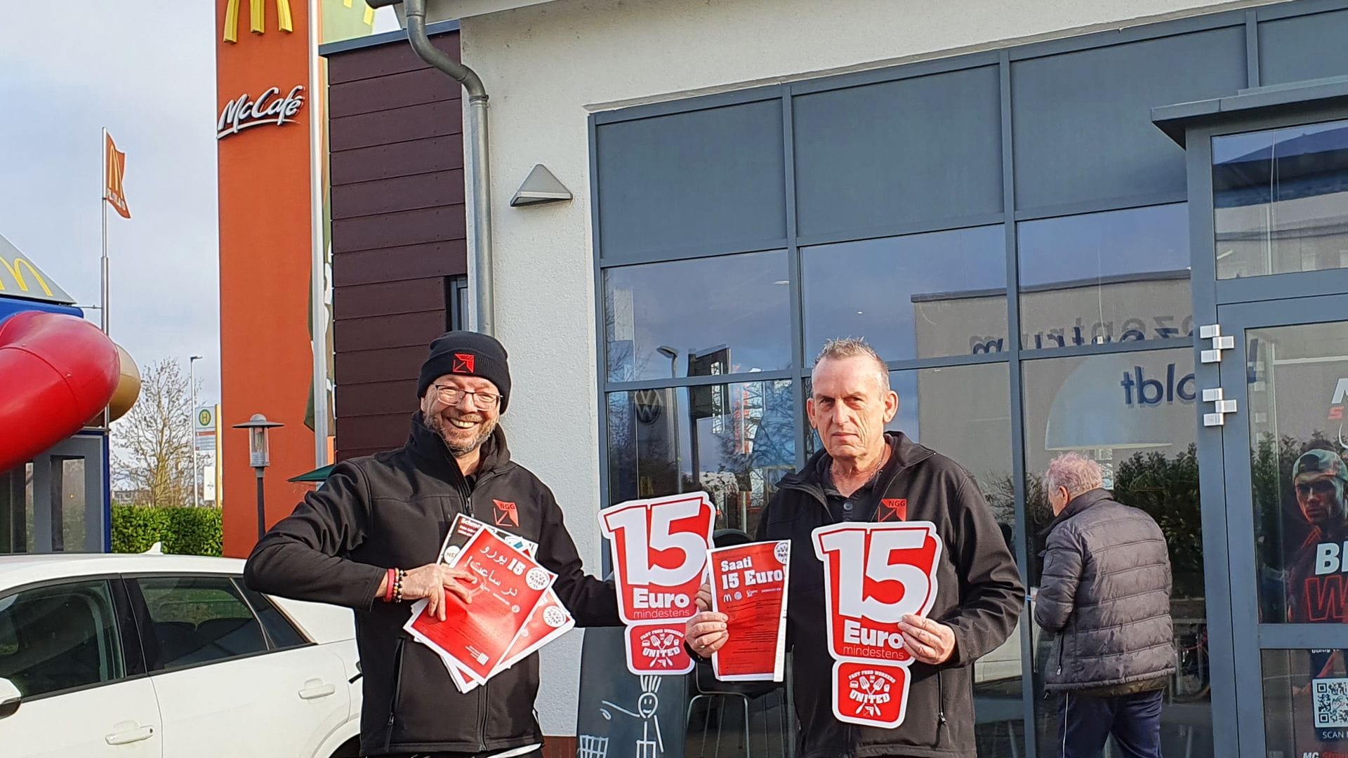 Mindestens 15 Euro pro Stunde: Oliviero Ferretti (li.) und  Hartmut Patzke mühen sich, die Beschäftigten von McDonald’s, Nordsee & Co. auf die NGG-Forderungen aufmerksam zu machen.
