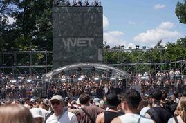 Viele Besucher des Sindelfinger Wet-Festivals waren nur leicht bekleidet. Die meisten reisten über die S-Bahn-Haltestelle Goldberg an und wieder ab. Bild: Dettenmeyer