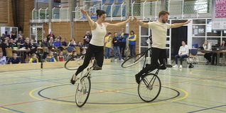 Patrick Tisch und Julia Hämmerli vom RV Pfeil Magstadt gewannen bei der Deutschen Meisterschaft der Kunstradfahrer in der offenen Klasse die Silbermedaille.  Bild: Reichert
