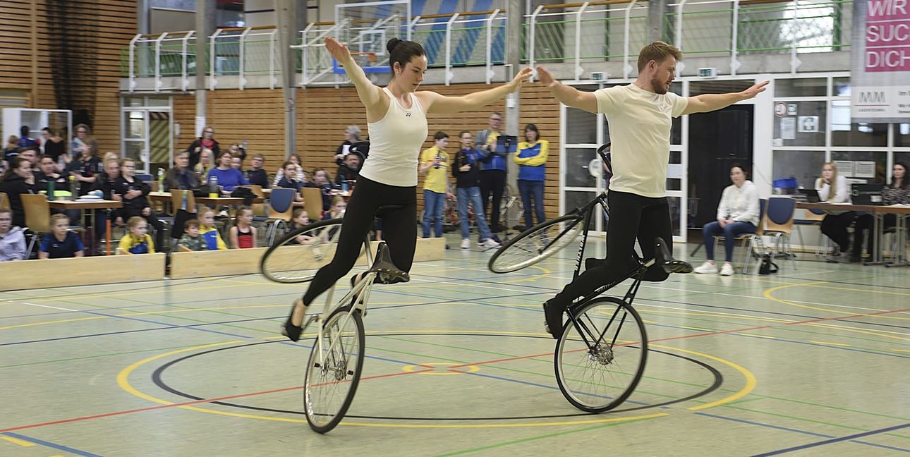 Patrick Tisch und Julia Hämmerli vom RV Pfeil Magstadt gewannen bei der Deutschen Meisterschaft der Kunstradfahrer in der offenen Klasse die Silbermedaille.  Bild: Reichert