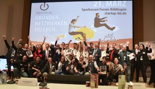 Nicht nur die Sieger, sondern Teilnehmer, Sponsoren und Organisatoren vereint auf der Bühne des Böblinger Sparkassenforums.