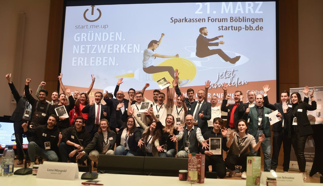 Nicht nur die Sieger, sondern Teilnehmer, Sponsoren und Organisatoren vereint auf der Bühne des Böblinger Sparkassenforums.