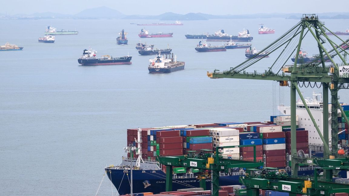 Der Hafen Singapur, der zu den weltgrößten zählt, liegt an der Straße von Singapur.