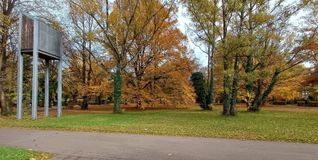Das offene Friedhofscafé „Herzenszeit“ ist beim Glockenturm unter freiem Himmel zu finden.