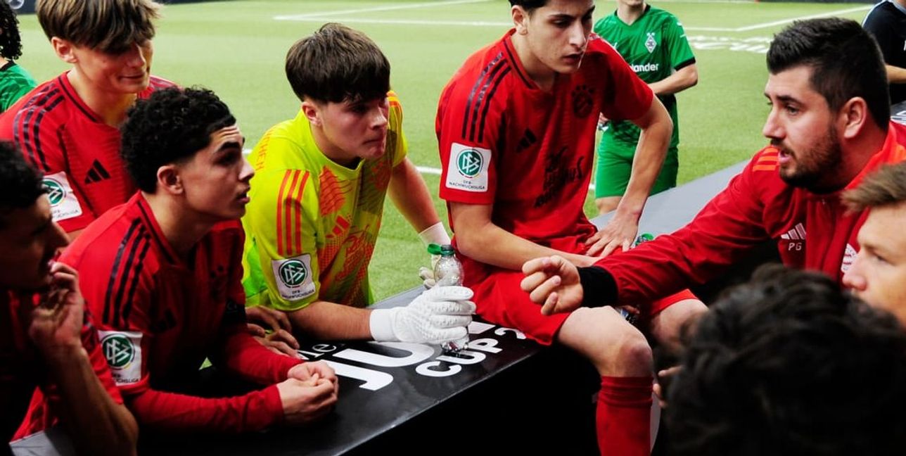 Lehnen da zwei Stars von morgen an der Sindelfinger Bande? Bayerns Keeper Leon Klanac wurde zum besten Torhüter des Turniers ausgezeichnet, links daneben der gebürtige Münchener Jussuf Nasrawe.
