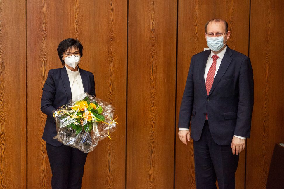 Ein Blumenstrauß zur Wahl: Marga Heller und Sindelfingens Oberbürgermeister Dr. Bernd Vöhringer. Bild: z