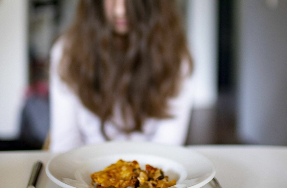 Viele an Magersucht Erkrankte ziehen sich zurück, richten ihr Leben rund um das Thema Essen aus.
 Foto: imago images/photothek/U..
