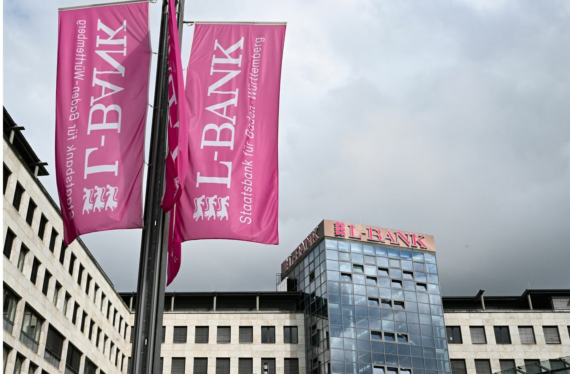 Die landeseigene Staatsbank steht in der Kritik, weil sie teure Hilfe von außen eingekauft hat.