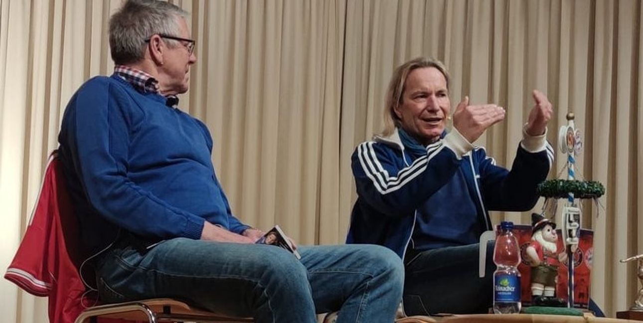 Moderator Rainer Roth (links) und Michael Sternkopf spielten sich in der Darmsheimer Turn- und Festhalle gekonnt die Bälle zu.