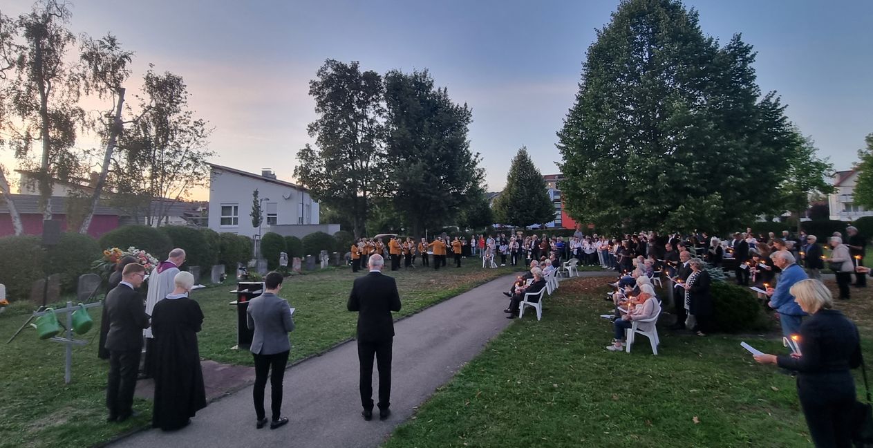 40 Jahre nach dem schrecklichen Busunglück von Pfäffikon fand auf dem Schönaicher Friedhof eine bewegende Gedenkfeier statt. Bild: Hamann