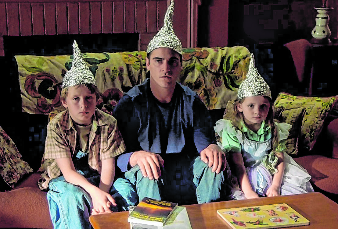 Ob Aluhüte wirklich helfen?Joaquin Phoenix und seine Geschwister in "Signs - Zeichen".