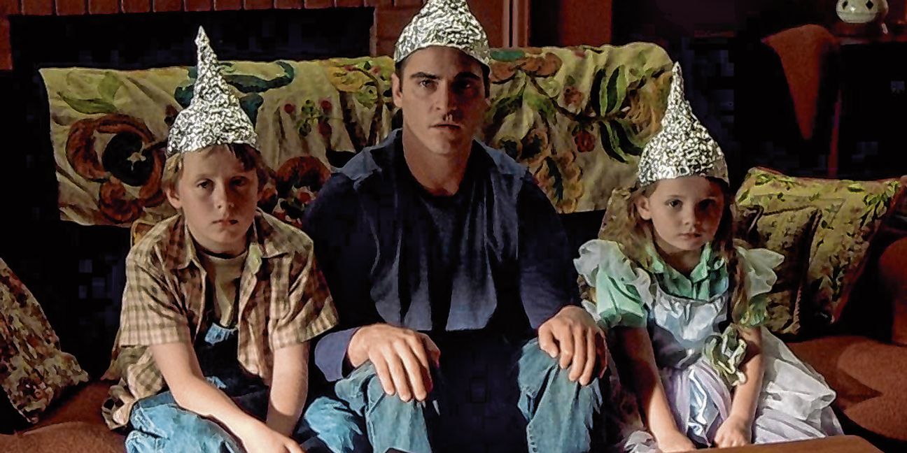 Ob Aluhüte wirklich helfen?Joaquin Phoenix und seine Geschwister in "Signs - Zeichen".