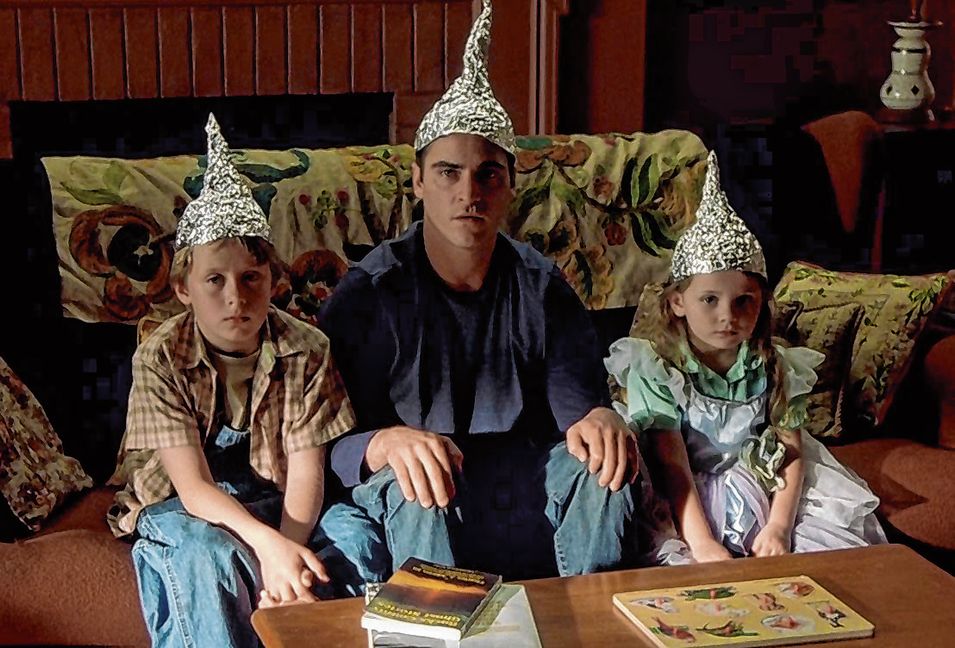 Ob Aluhüte wirklich helfen?Joaquin Phoenix und seine Geschwister in "Signs - Zeichen".