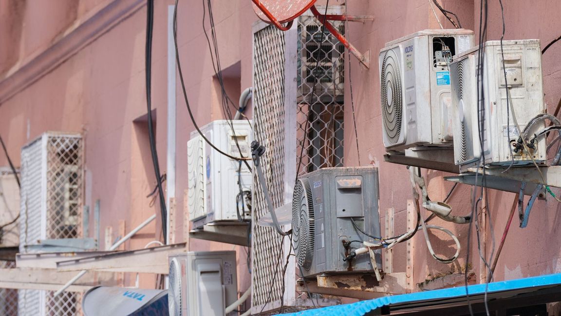 Klimaanlagen sind an der Hauswand des Wirtschaftsministeriums in der indischen Hauptstadt Neu-Delhi angebracht.