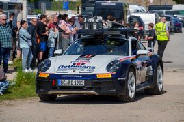 Großes PS-Spektakel auf dem Flugfeld lockt Auto-Fans aus dem In- und Ausland an.
