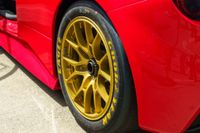 Großes PS-Spektakel auf dem Flugfeld lockt Auto-Fans aus dem In- und Ausland an.