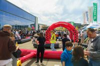 Großes PS-Spektakel auf dem Flugfeld lockt Auto-Fans aus dem In- und Ausland an.