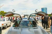 Großes PS-Spektakel auf dem Flugfeld lockt Auto-Fans aus dem In- und Ausland an.