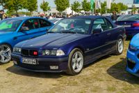 Großes PS-Spektakel auf dem Flugfeld lockt Auto-Fans aus dem In- und Ausland an.
