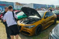 Großes PS-Spektakel auf dem Flugfeld lockt Auto-Fans aus dem In- und Ausland an.