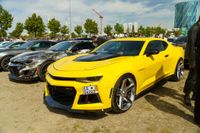 Großes PS-Spektakel auf dem Flugfeld lockt Auto-Fans aus dem In- und Ausland an.