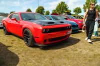 Großes PS-Spektakel auf dem Flugfeld lockt Auto-Fans aus dem In- und Ausland an.