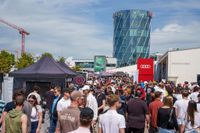 Großes PS-Spektakel auf dem Flugfeld lockt Auto-Fans aus dem In- und Ausland an.