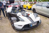 Großes PS-Spektakel auf dem Flugfeld lockt Auto-Fans aus dem In- und Ausland an.