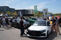 Großes PS-Spektakel auf dem Flugfeld lockt Auto-Fans aus dem In- und Ausland an.