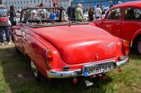 Großes PS-Spektakel auf dem Flugfeld lockt Auto-Fans aus dem In- und Ausland an.