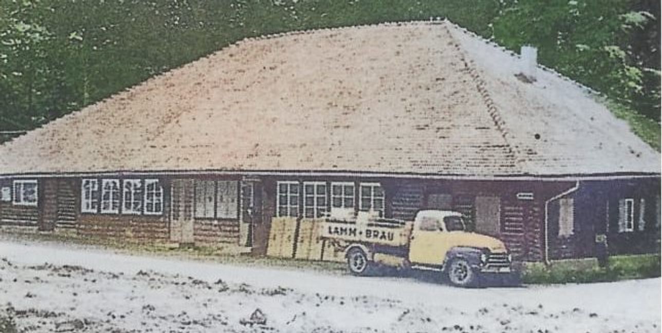 Die alte Blockhütte auf der Steige in Sindelfingen. Das Originalbild ist Schwarz-Weiß und wurde nachträglich eingefärbt.