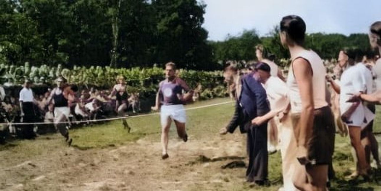 Wettkämpfe auf dem Platz auf dem Eichholz. Das Originalbild ist Schwarz-Weiß und wurde nachträglich eingefärbt.