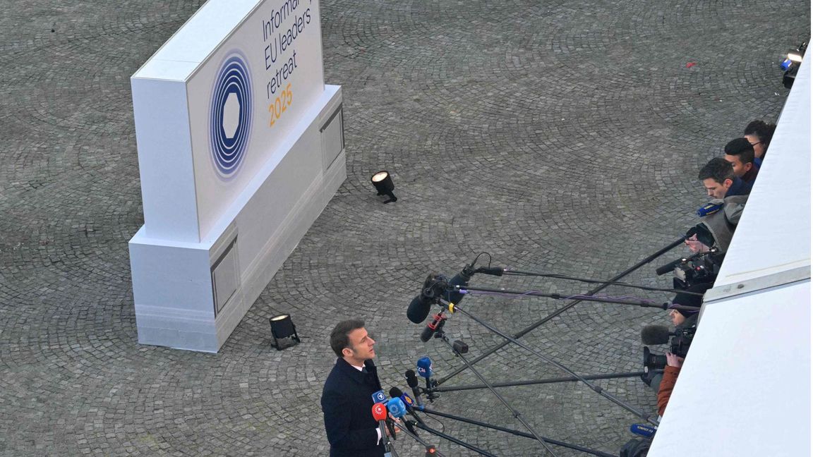 Frankreichs Staatspräsident Emmanuel Macron informiert beim EU-Gipfel in Brüssel über seine Ideen in Sachen Verteidigungsfähigkeit Europas.