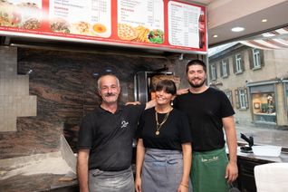 Mitarbeiter Mehmet Ali, und die Kinder der Inhaberin Sevil Yalcinkaya, Sevda und Emira Yalcinkaya kennen viele ihrer Stammgäste schon seit Jahren. Bild: Nüßle