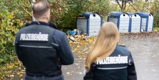 Der städtische Vollzugsdienst bei der Kontrolle.