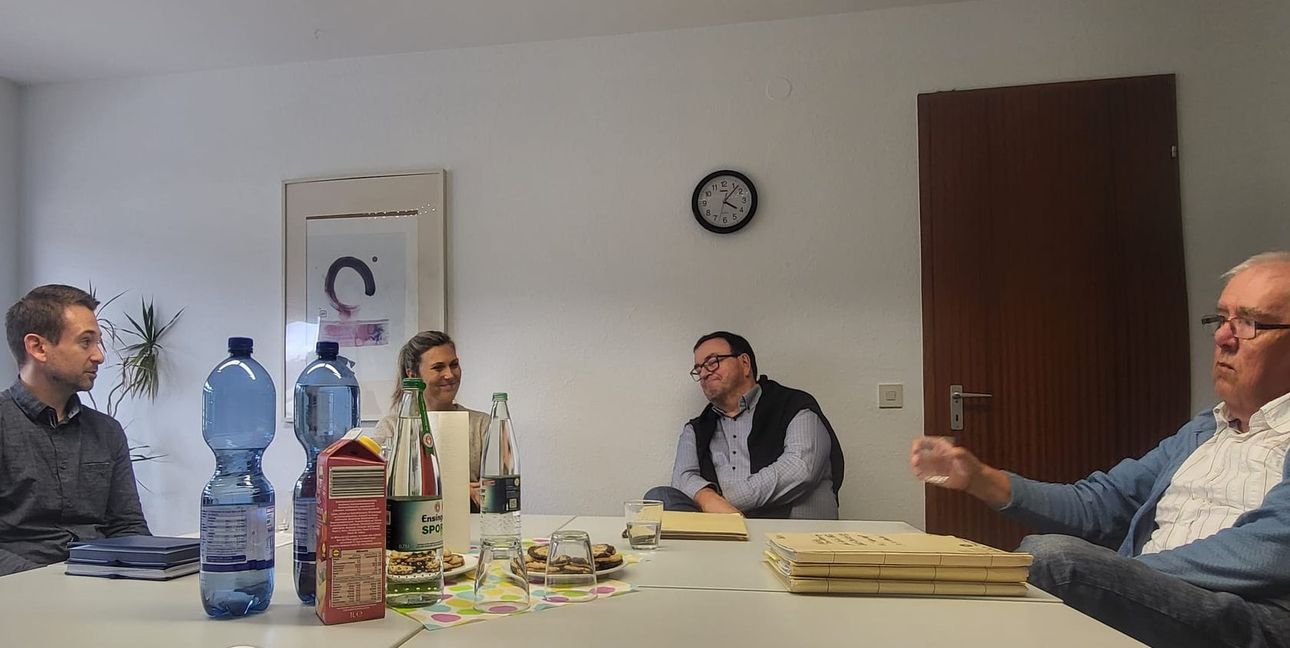 Ebenfalls einmal im Monat ist Teamabend. Die Ehrenamtlichen besprechen dabei ihre Fälle mit Matthias Klaiber, Leiter des Böblinger Ehrenamtsteams (links).