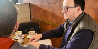 Bernd Rauser trifft sich mit einem seiner Klienten in einem Café in Herrenberg. Einmal im Monat wird persönlich besprochen, was es Neues gibt und ob Unterstützung in der einen oder anderen Form benötigt wird.