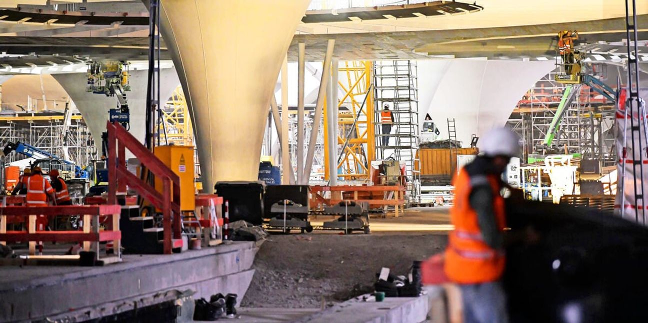 In der künftigen Bahnhofshalle waren die Arbeiten schon im Sommer weit vorangeschritten.