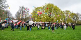 Bunte Luftballons als Zeichen der Freude und Hoffnung liesen die Besucher gemeinsam in den grauen Himmel steigen.