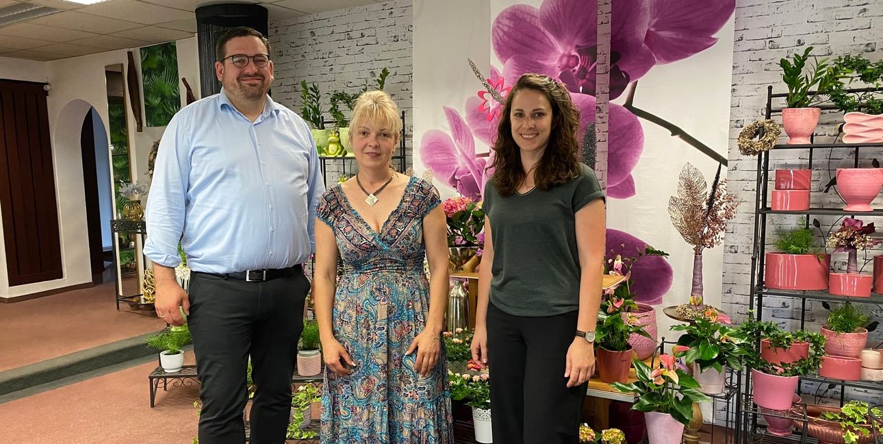 Felix Rapp, Geschäftsführer der WSG (links), und Katrin Heißel, Prokuristin und Projektleiterin bei  der WSG (rechts), besuchten Gabriela Murtezi in ihrem Blumenladen in der Planiestraße 5. Bild: WSG