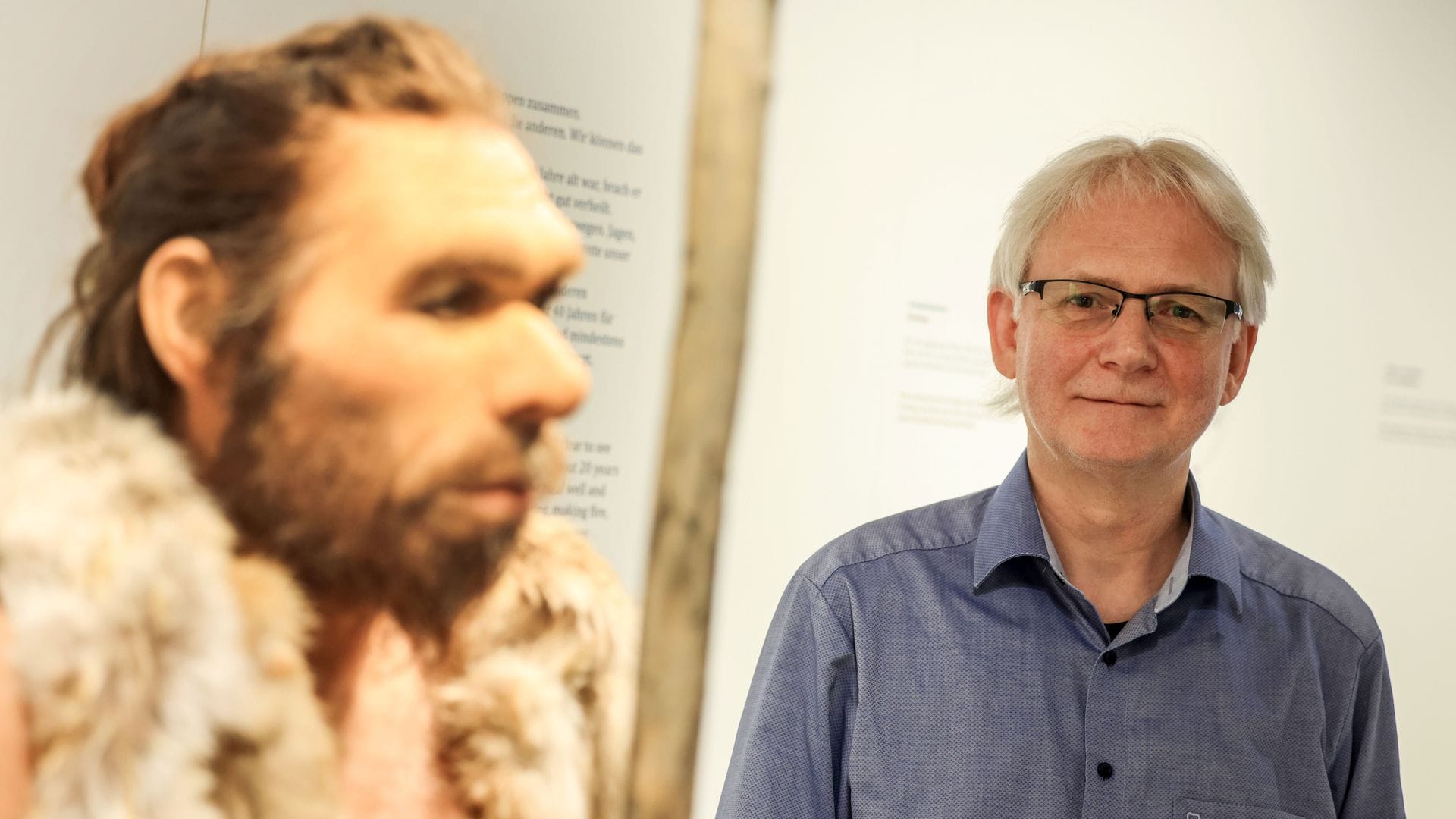 So muss er ausgesehen haben: Experte Ralf W. Schmitz vor einer Nachbildung des 1856 entdeckten Neandertalers.