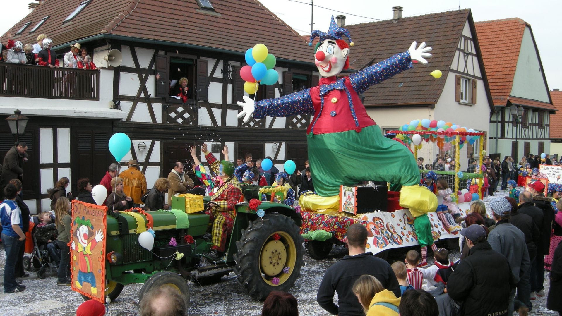 Karnevalisten auf einem Umzug. (Archivbild)