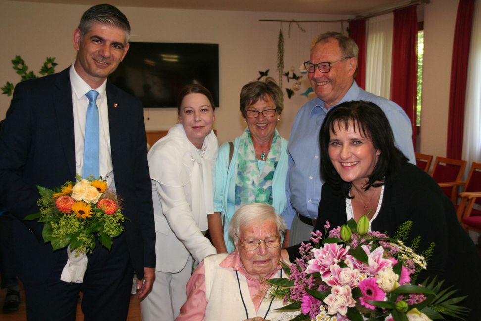 Die Jubilarin Anna Reichert mit den Gratulanten (von links) Bürgermeister Ioannis Delakos, Christine Reichert, Roswitha Günthner, Eberhard Reichert und Heimleiterin Suzana Indir.